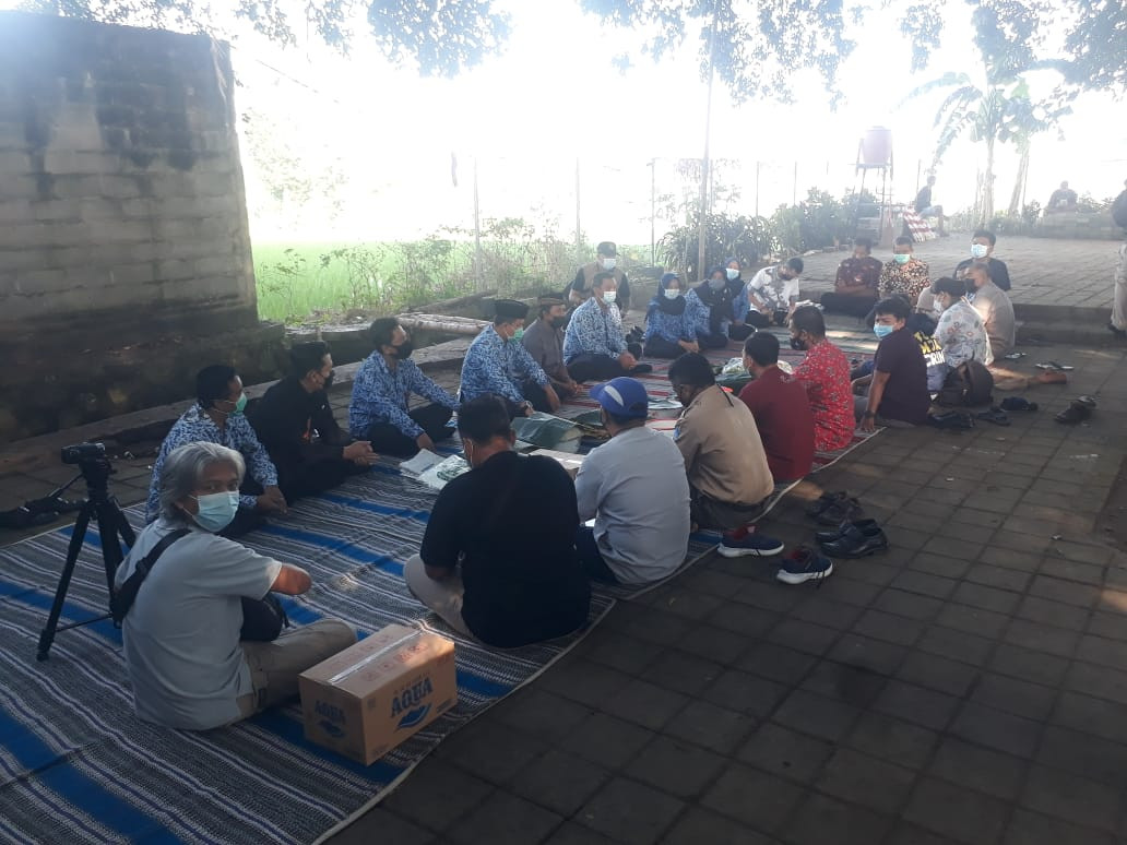 Ritual selamatan memulai kegiatan eskavasi tahap kedua ke empat Candi Gedog Kelurahan Gedog Kecamatan Sanan Wetan, Kota Blitar. (Foto: Choirul Anam/Ngopibareng.id)