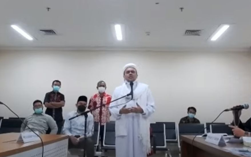 Tangkapan layar Rizieq Shihab saat menjalani persidangan di Pengadilan Negeri Jakarta Timur. (Foto: Istimewa)