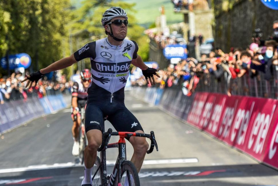 Mauro Schmid (Qhubeka-Assos) bangga dengan kemenangan pertamanya sebagai pembalap pro. (Foto: Istimewa)