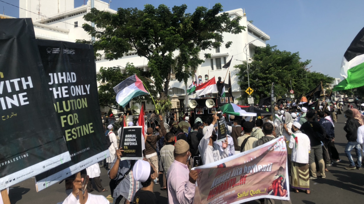 Massa aksi bela Palestina di Kantor Gubernur Jatim (Foto: Andhi Dwi/Ngopibareng.id)