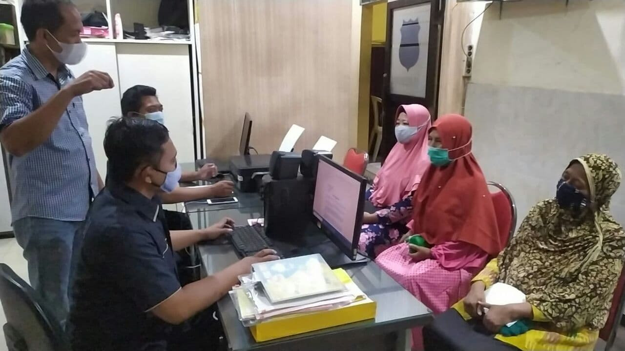 Ibu-ibu di Mojokerto melaporkan upaya penipuan berkedok arisan lebaran. (Foto: Lukman)