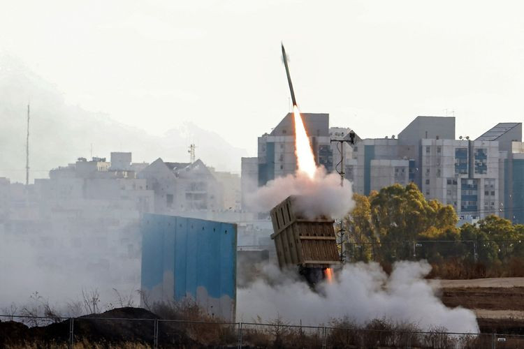 Satu unit artileri Israel menembakkan peluru ke arah sasaran di Jalur Gaza, di perbatasan Gaza Israel, Rabu, 19 Mei 2021.(Foto: AP)