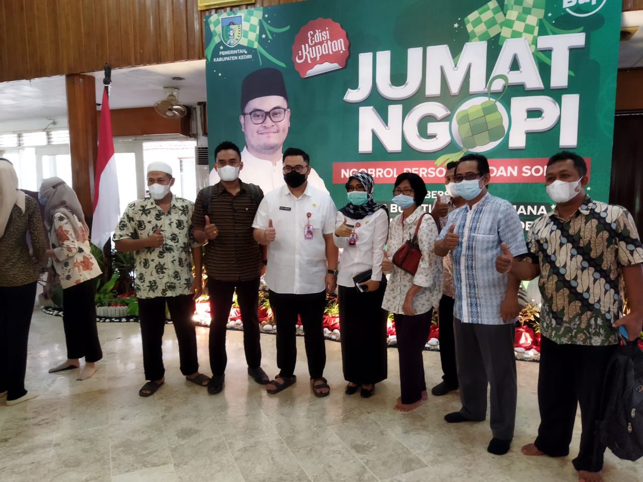 Bupati Kediri, Hanindhito Himawan Pramana mengikuti kegiatan Jumat Ngopi alias Ngobrol Persoalan dan Solusi edisi kupatan di Pendopo Panjalu Jayati, Jumat 21 Mei 2021. (Foto: Fendhy Plesmana/Ngopibareng.id)