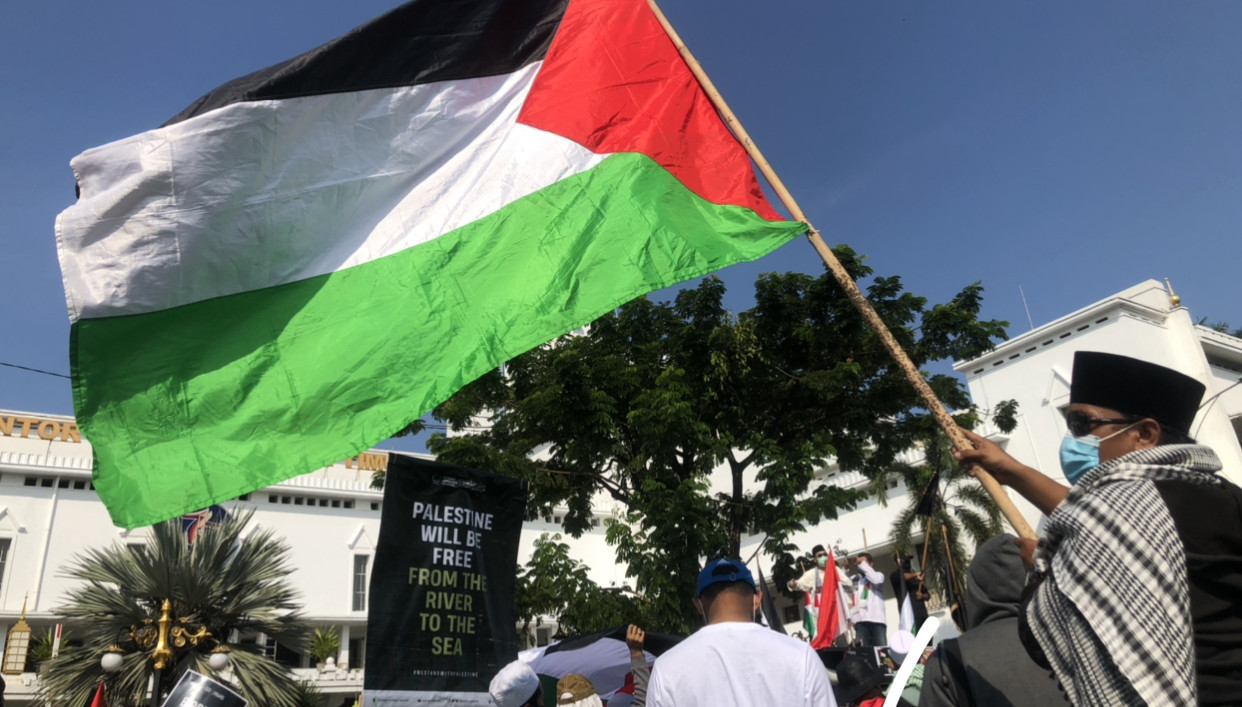 Salah seorang peserta aksi bela Palestina di Kantor Gunernur Jatim (Foto: Andhi Dwi/Ngopibareng.id)