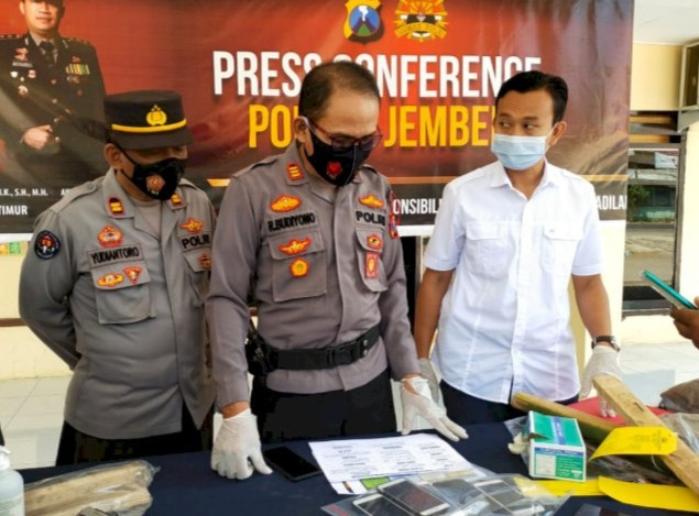 Kapolsek Puger didampingi Kasubag Humas Polres Jember saat konferensi pers di Mapolsek Puger. (Foto: Istimewa/Ngopibareng.id)