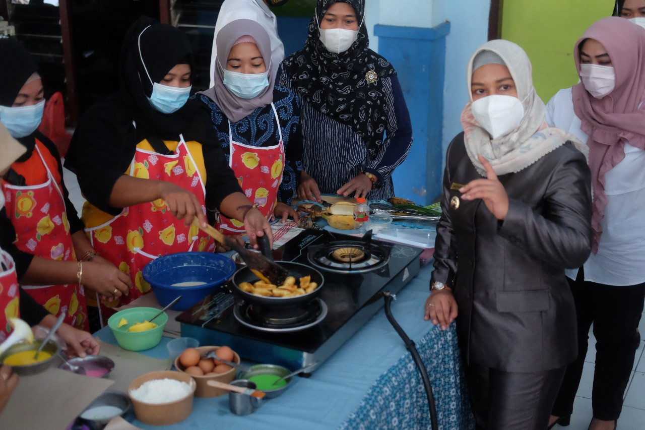 Walikota Mojokerto Ika Puspitasari saat meninjau Klinik UMKM. (Foto: Deni Lukmantara/Ngopibareng.id)