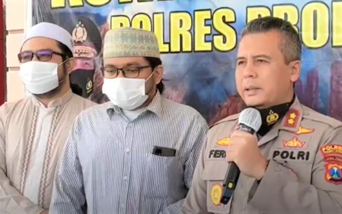 Kapolres Probolinggo AKPB Ferdy Irawan (kanan) memberikan keterangan terkait penyerangan terhadap pengasuh Pesantren Genggong. (Foto: Ikhsan Mahmudi/Ngopibareng.id)