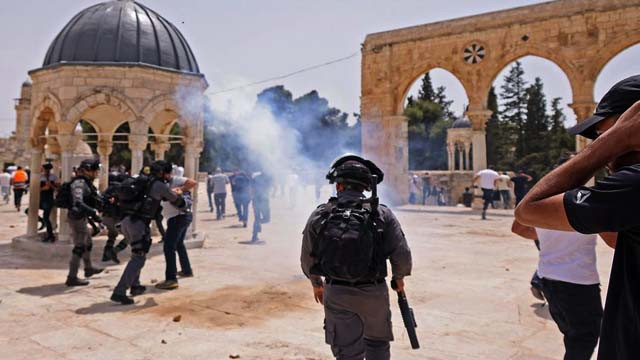 Gencatan senjata Isreal-Hamas sudah disepakati, tapi Jumat siang polisi Israel kembali menyerbu warga Palestina usai salat Jumat di Masjidil Aqsa.(Foto:AFP)