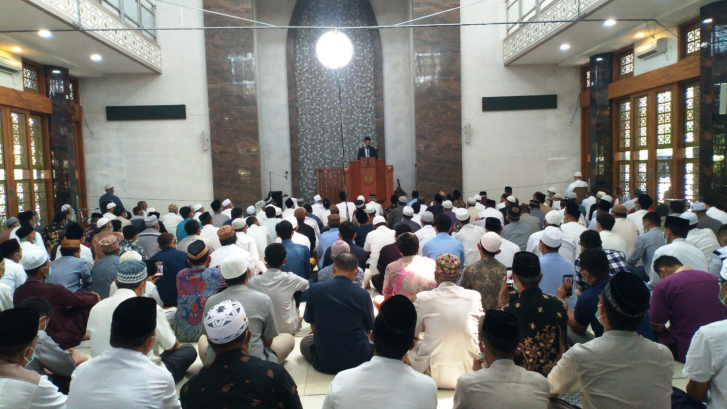 Ustadz Abdul Somad (UAS) saat menjadi khotib di Masjid Ar Royyan, Desa Pandanwangi, Kecamatan Diwek, Jumat 21 Mei 2021. (Foto: Mardiansyah Triraharjo/Ngopibareng.id)