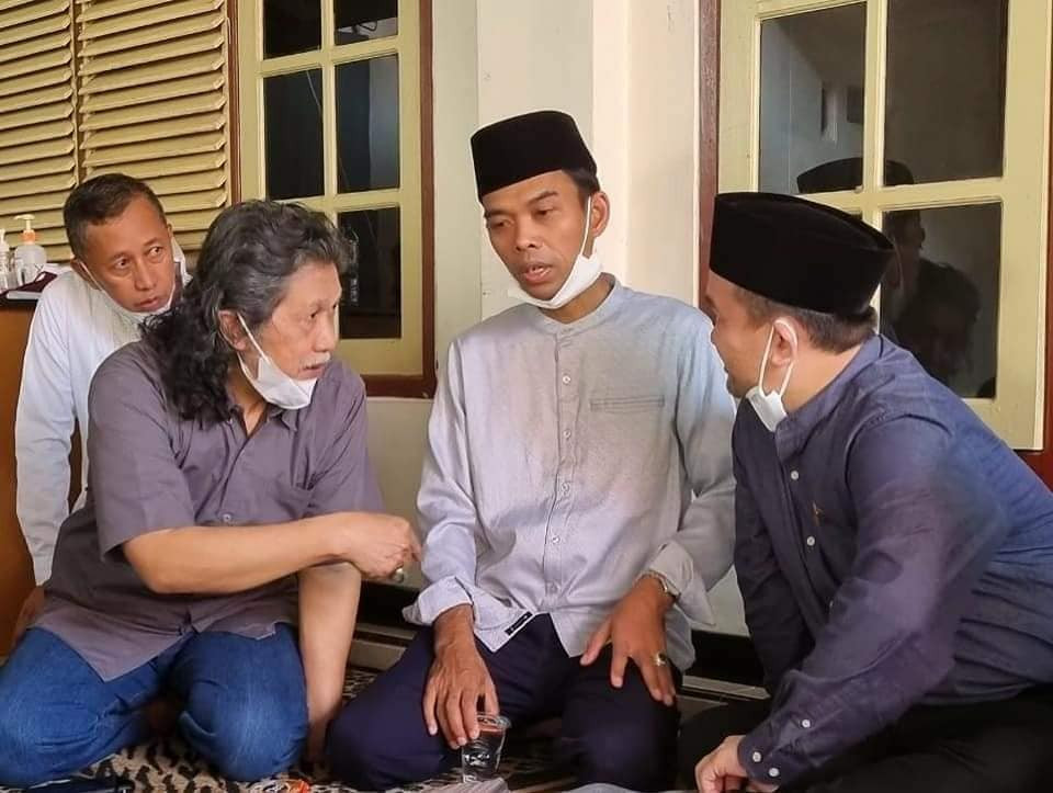 Emha Ainun Nadjib (Cak Nun) dan Abdul Somad di Maiyah Padhangmbulan Desa Menturo Sumobito Jombang, Sabtu 22 Mei 2021.  (Foto: Yusron Aminulloh)