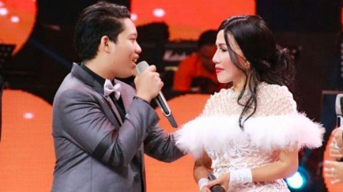 Penampilan pedangdut senior Rita Sugiarto saat duet bersama putranya, Raffi Zimah. (Foto: Istimewa)