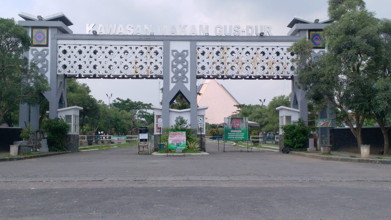 Gerbang terminal wisata religi makam Gus Dur di sisi barat pondok pesantren Tebuireng yang masih tertutup hingga Sabtu 22 Mei 2021. (Foto: Mardiansyah Triraharjo/Ngopibareng.id)