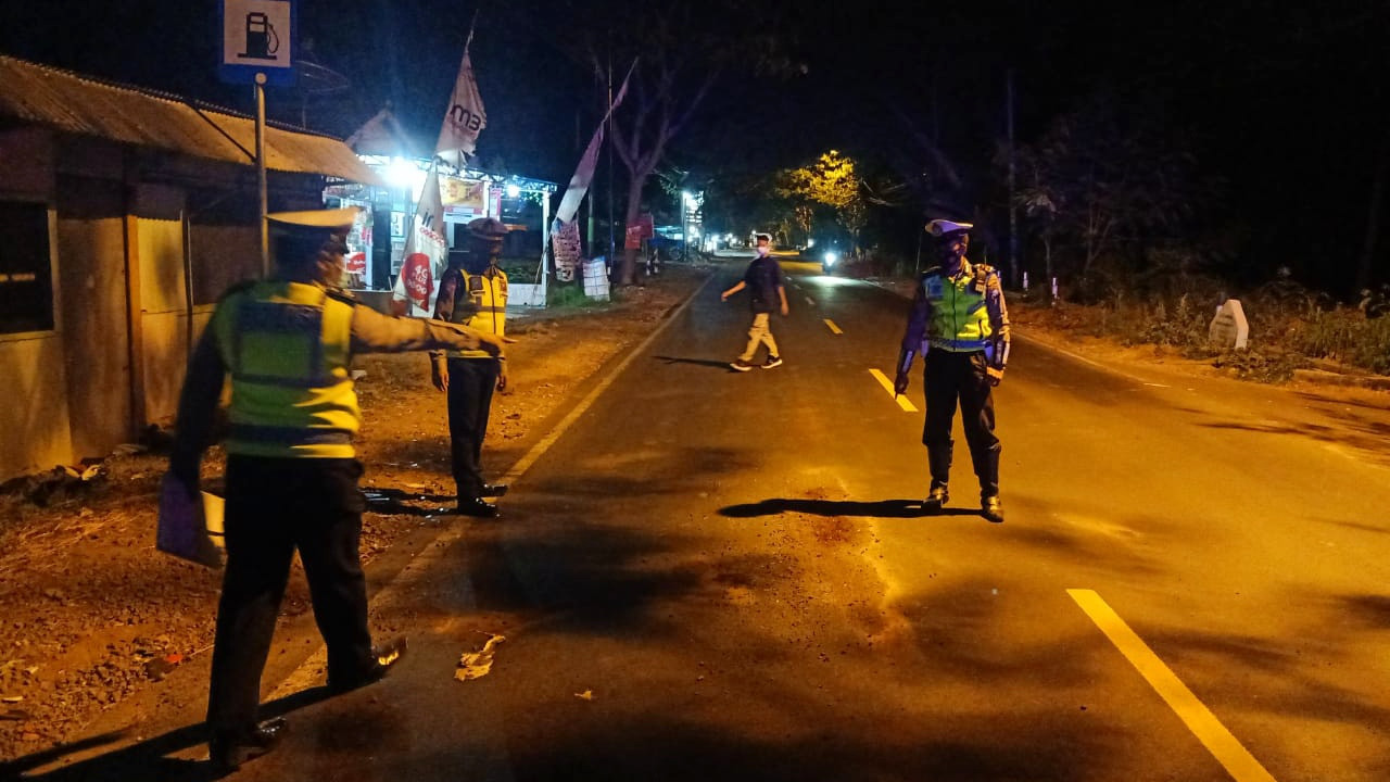 Petugas Unit Kecelakaan Satlantas Polresta Banyuwangi melakukan olah TKP kecelakaan maut di jalur Pantura Banyuwangi (foto:istimewa)