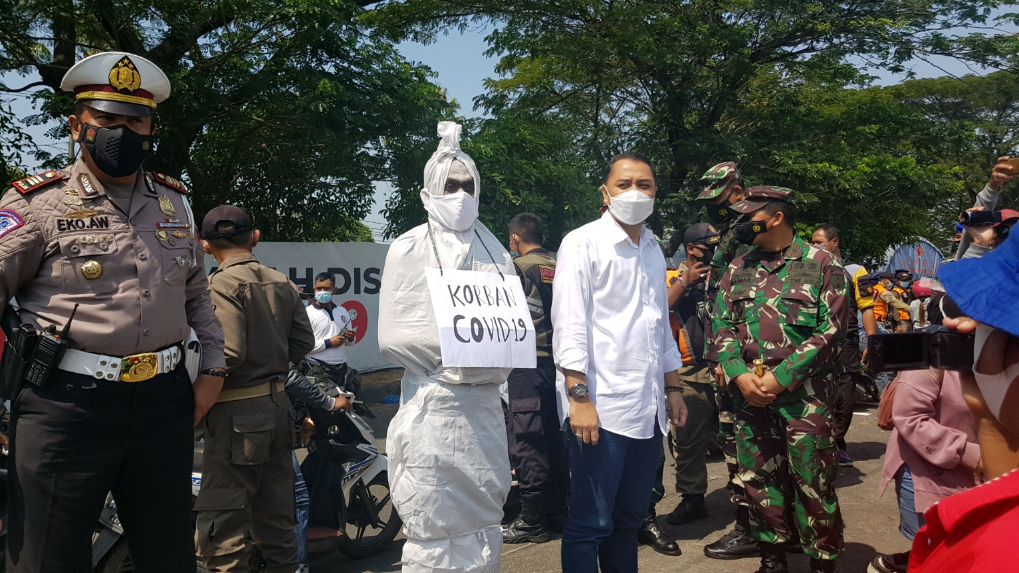 Walikota Surabaya, Eri Cahyadi bersama pocong melakuakn sosialisasi penerapan protokol kesehatan di posko penyekatan Suramadu, Surabaya, Sabtu 22 Mei 2021. (Foto: Fariz Yarbo/Ngopibareng.id)