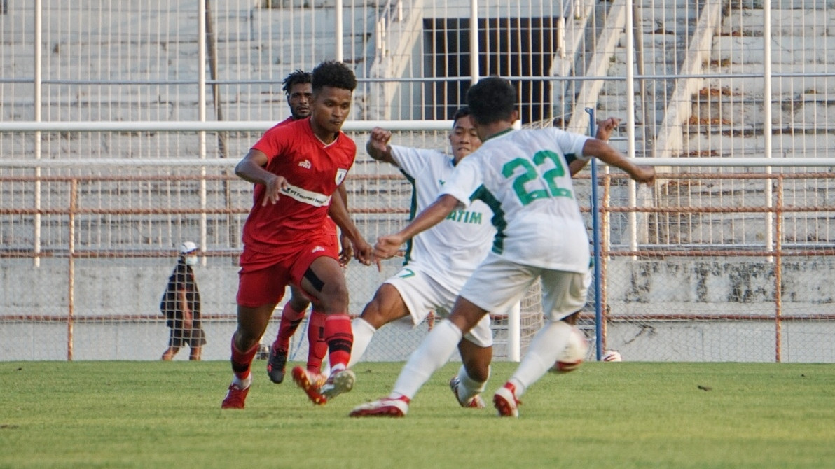 Pemain Persipura, David Rumakiek saat berebut bola dengan pemain Jatim dalam laga uji coba di Stadion Gelora 10 November, Surabaya, Sabtu 22 Mei 2021.