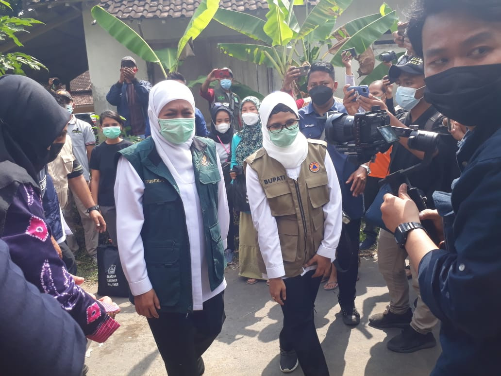 Gubernur Jawa Timur Khofifah Indar Parawangsa didampingi Bupati Blitar Rini Syarifah mengunjungi rumah Jazuli yang terdampak gempa di desa Jabung Kecamatan Talun Kabupaten Blitar. (Foto: Choirul Anam/Ngopibareng.id)