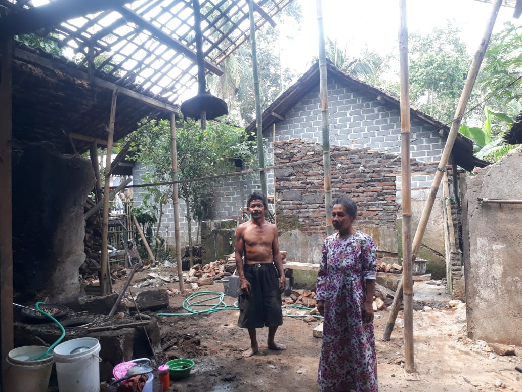 Muslimin memperlihatkan bagian dapur rumahnya yang sudah tak berbentuk. (Foto: Choirul Anam/Ngopibareng.id)