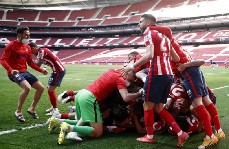 Selebrasi para pemain Atletico Madrid mengalahkan 2-1 Real Valladolid di Estadio Jose Zorrilla pada pertandingan terakhir Liga Spanyol, Sabtu 22 Mei 2021. (Foto: Twitter)