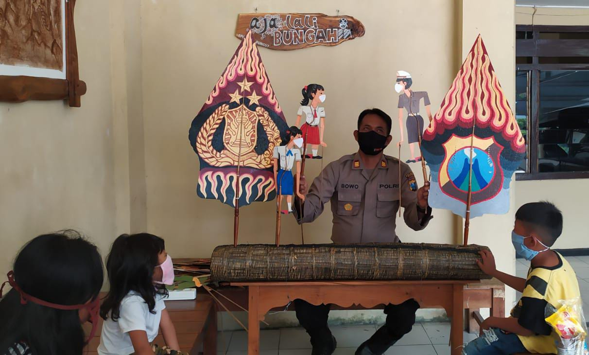 Kapolsek Puncu, Kediri menggelar wayang kulit modern dalam mengedukasi prokes kepada siswa SD dan TK. (Foto: Fendhy Plesmana/Ngopibareng.id)