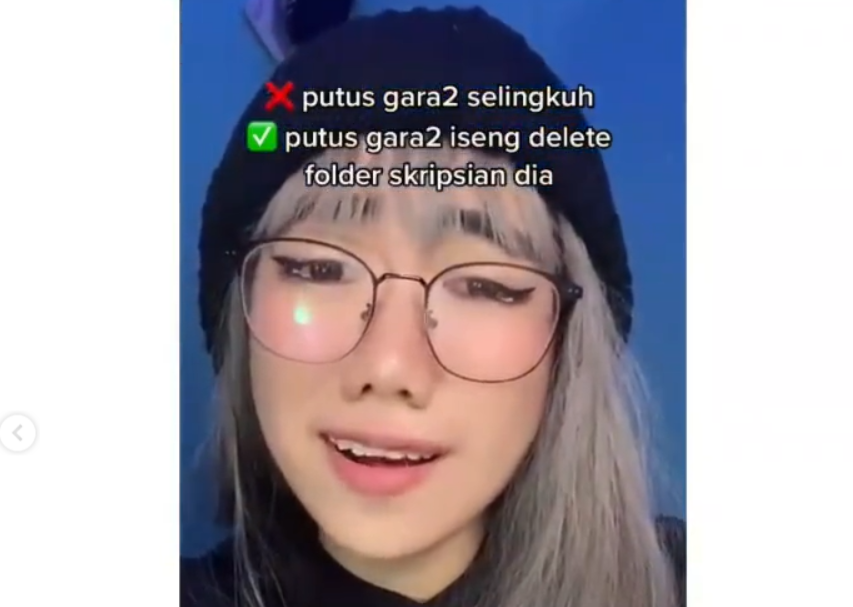 Tangkapan layar seorang perempuan curhat diputusin pacarnya setelah hapus file skripsi (Foto: Instagram @omg.indonesia.id)