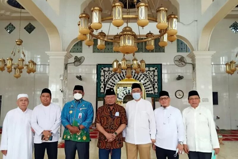 Ketua DPD RI bersama sejumlah anggota DPD dan Pj. Gubernur Kalsel saat berziarah di makam K.H. Muhammad Zaini bin Abdul Ghani atau Guru Sekumpul di Kota Martapura, Kabupaten Banjar, Minggu, 23 Mei 2021. (Foto: Istimewa)