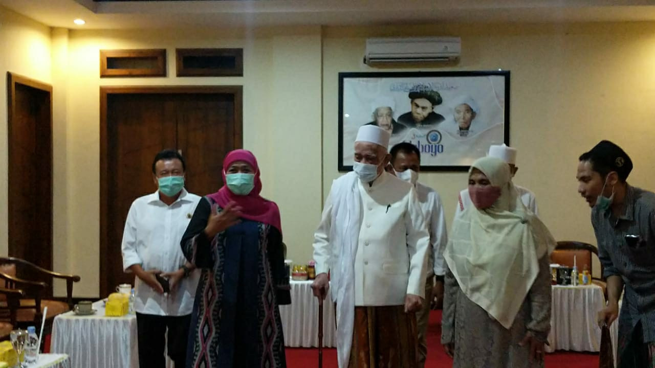 Gubernur Jawa Timur Khofifah Indar Parawansa saat berkunjung ke Pondok Pesantren (Ponpes) Lirboyo, Sabtu 22 Mei 2021 malam. (Foto: Fendhy Plesmana/Ngopibareng.id)