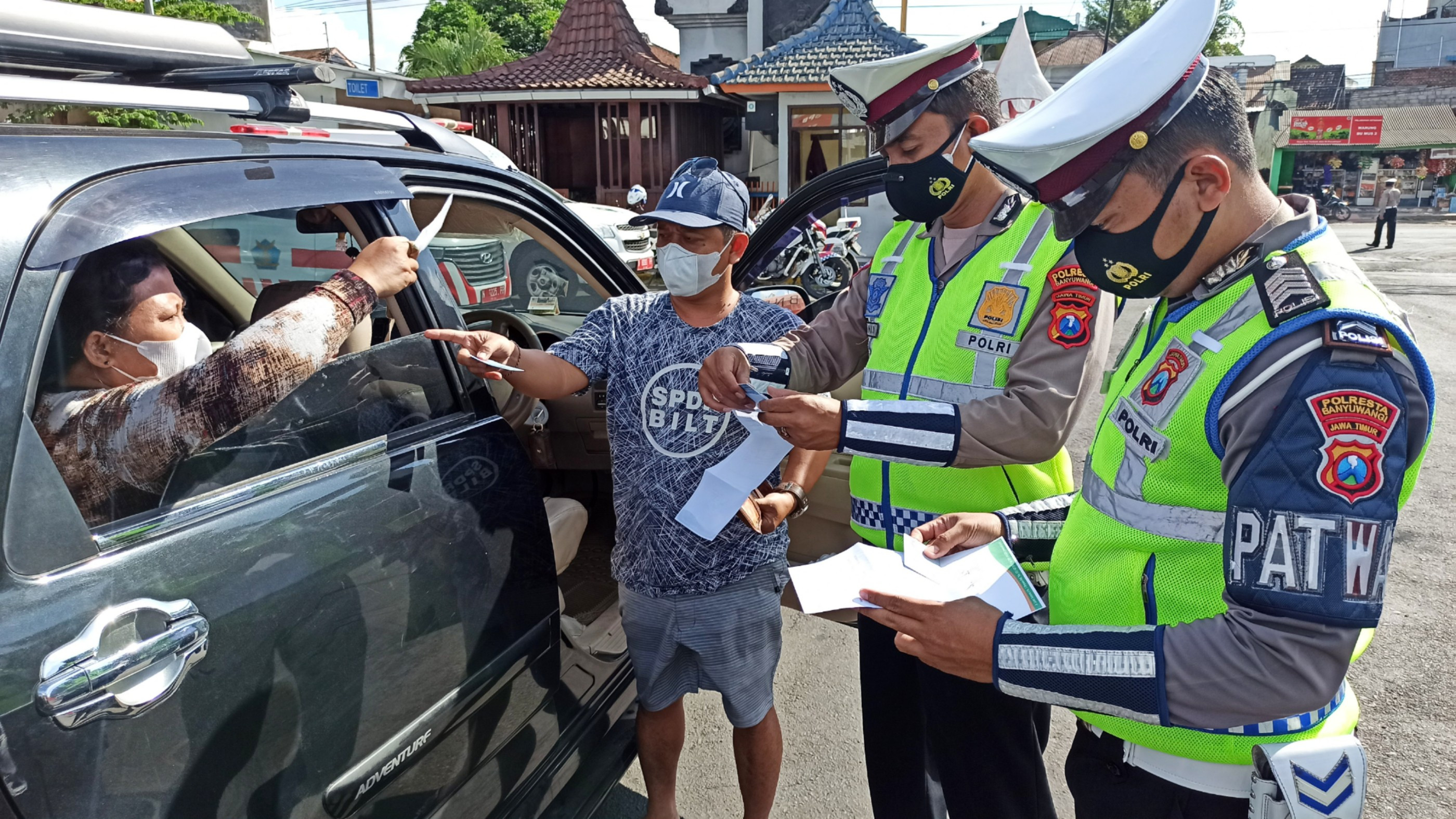 Petugas memeriksa kelengkapan salah seorang pengendara yang baru turun dari Kapal Penyeberangan Ketapang  beberapa waktu lalu (foto:Muh Hujaini/Ngopibareng.id)