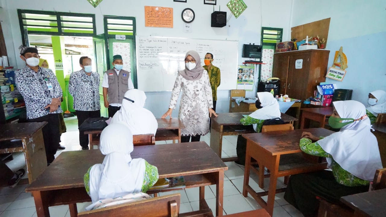 Bupati Banyuwangi Ipuk Fiestiandani meninjau pelaksanaan sekolah tatap muka di salah satu SD, beberapa waktu lalu. (Foto: Istimewa)