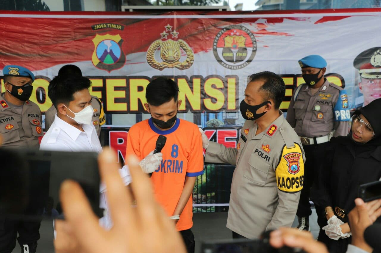 GH, pemuda berusia 21 tahun asal Kediri, memperkosa pelajar berusia 21 tahun setelah berkenalan di Facebook. (Foto: Fendhy Plesmana/Ngopibareng.id)