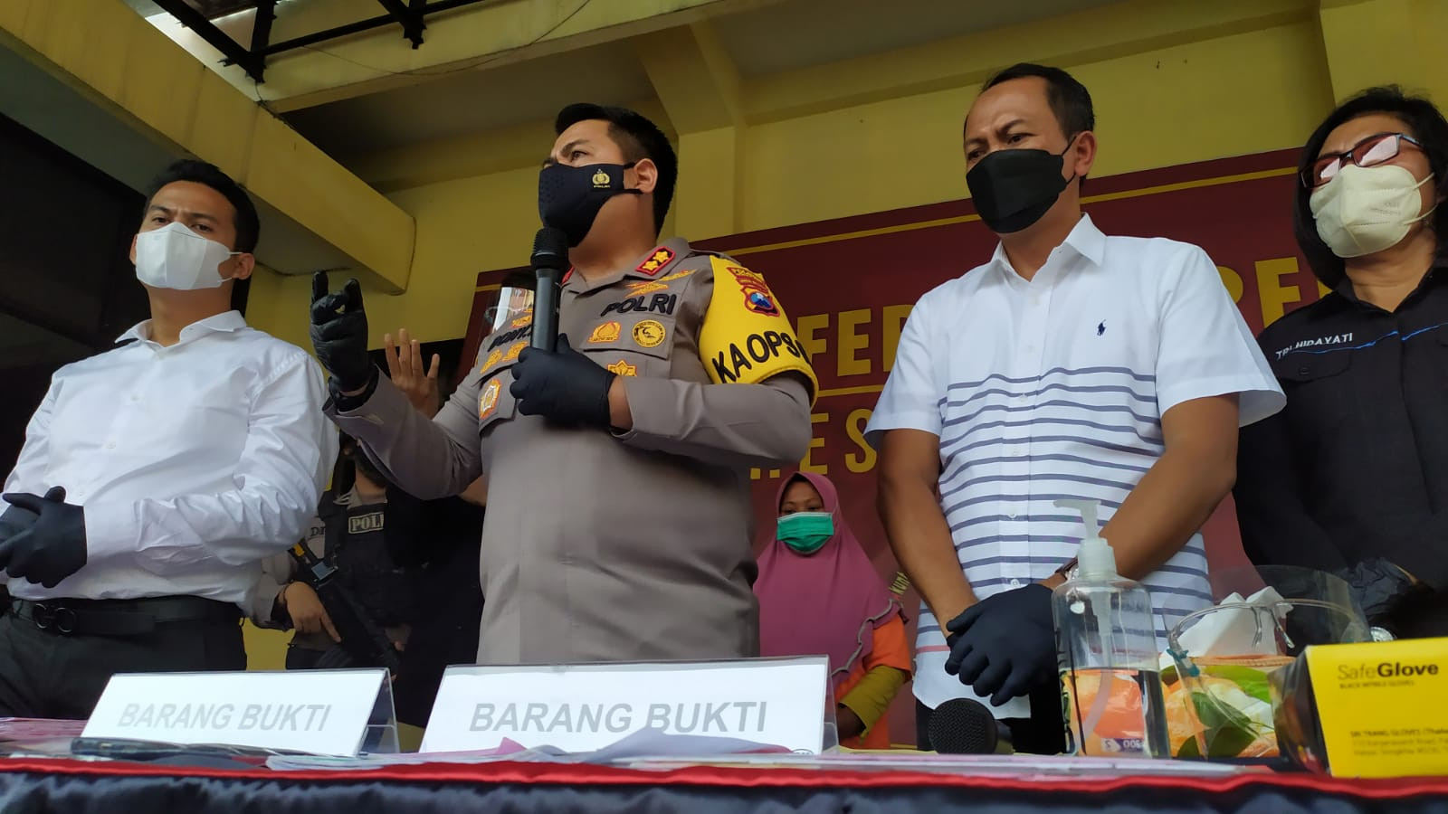 Konferensi pers kasus bos arisan yang bawa kabur duit anggotanya di Mapolres Mojokerto, Jawa Timur, Senin 24 Mei 2021. (Foto: Deni Lukmantara/Ngopibareng.id)