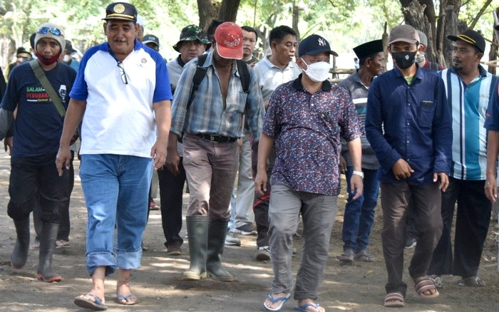 Bupati Situbondo, Karna Suswandi akan membangun jalan menuju objek wisata Pantai Merak-Baluran di kawasan Taman Nasional Baluran.(Foto:guido/Ngopibareng.id)))