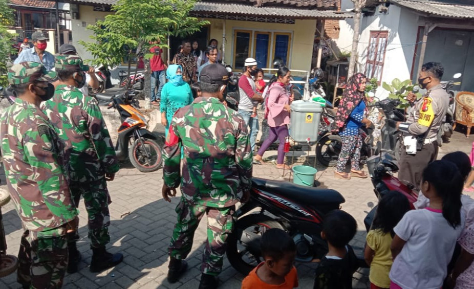 Petugas membubarkan acara arak-arakan hajatan sunatan di Desa Kedaleman  Kecamatan Rogojampi (foto:istimewa)