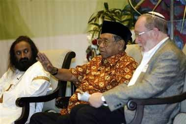 Gus Dur bersama para tokoh agama lain di Bali, 2007. (Foto: Istimewa)