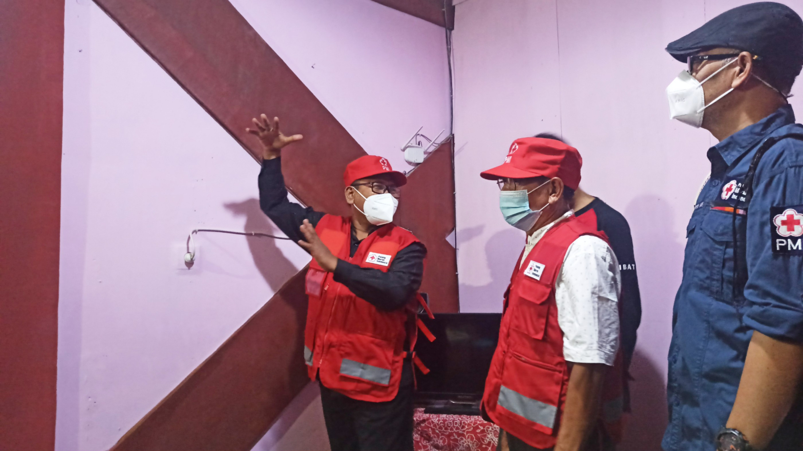 Wakil Bupati Banyuwangi Sugirah didampingi Wakil Ketua PMI Banyuwangi Nurhadi dan Kepala Divisi Penaggulangan Bencana Markas Pusat PMI Arifin M. Hadi meninjau rumah yang di-retrofitting (foto:Muh Hujaini/Ngopibareng.id)