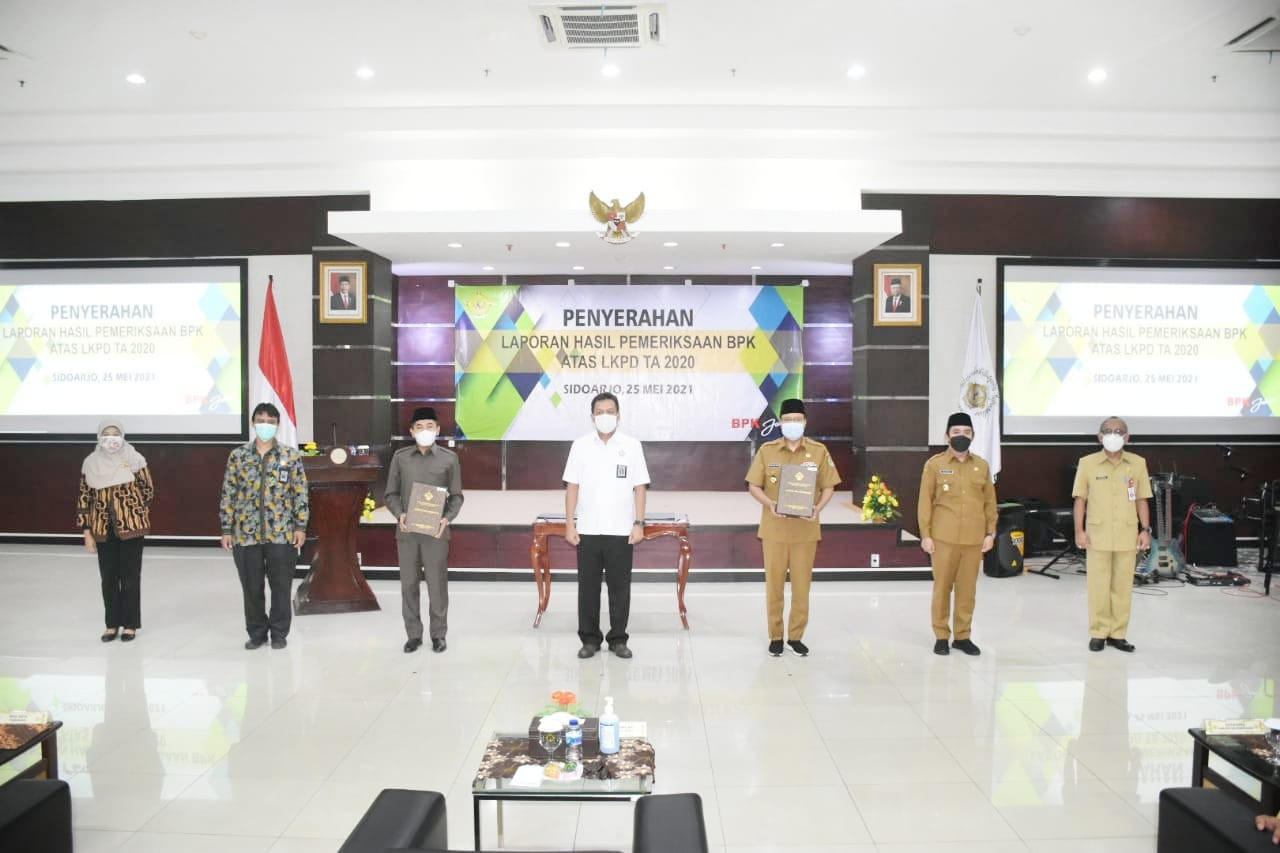 Penyerahan predikat WTP ini oleh Kepala BPK Perwakilan Provinsi Jawa Timur, Joko Agus Setyono kepada Wali Kota Pasuruan, Saifullah Yusuf (Gus Ipul) didampingi Wakil Walikota Pasuruan, Adi Wibowo (Mas Adi), Ketua DPRD Kota Pasuruan, Pj. Sekretaris Daerah Kota Pasuruan beserta jajaran Kepala Perangkat Daerah lainnya. (Foto: Istimewa)