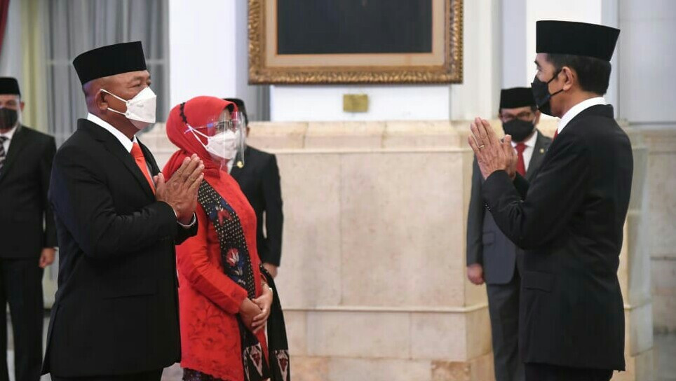 Presiden menyampaikan ucapan selamat kepada Kepala BNPB yang baru Ganip Warsito ( foto: Setpres)