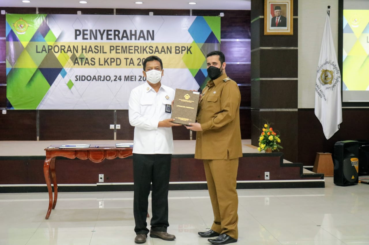 Walikota Probolinggo saat menerima Opini WTP dari BPK. (Foto: Ikhsan Mahmudi/Ngopibareng.id)