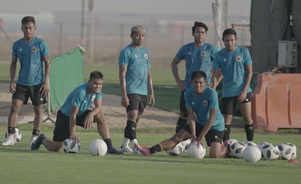 Para pemain Timnas Indonesia serius mengikuti instruksi pelatih Shin Tae-yong saat latihan persiapan menghadapi Afghanistan, Senin 24 Mei 2021.(Foto: PSSI)