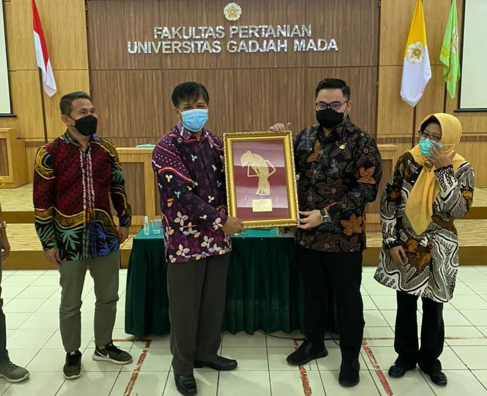 Bupati Kediri Hanindhito Himawan Pramono bersama perwakilan dari Universitas Gadjah Mada (UGM). (Foto: Istimewa)