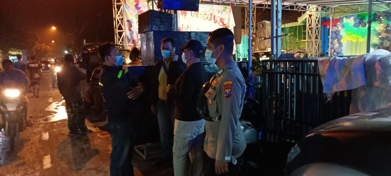 Petugas dari Polres Mojokerto membubarkan paksa acara orkes dangdut di sebuah acara pesta ulang tahun. (Foto: Dok. Polres Mojokerto)