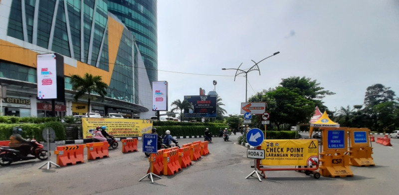 Salah satu pos pengetatat antara Surabaya dan Sidoarjo, di depan Mal Cito. (Foto: Alief Sambogo/Ngopibareng.id)