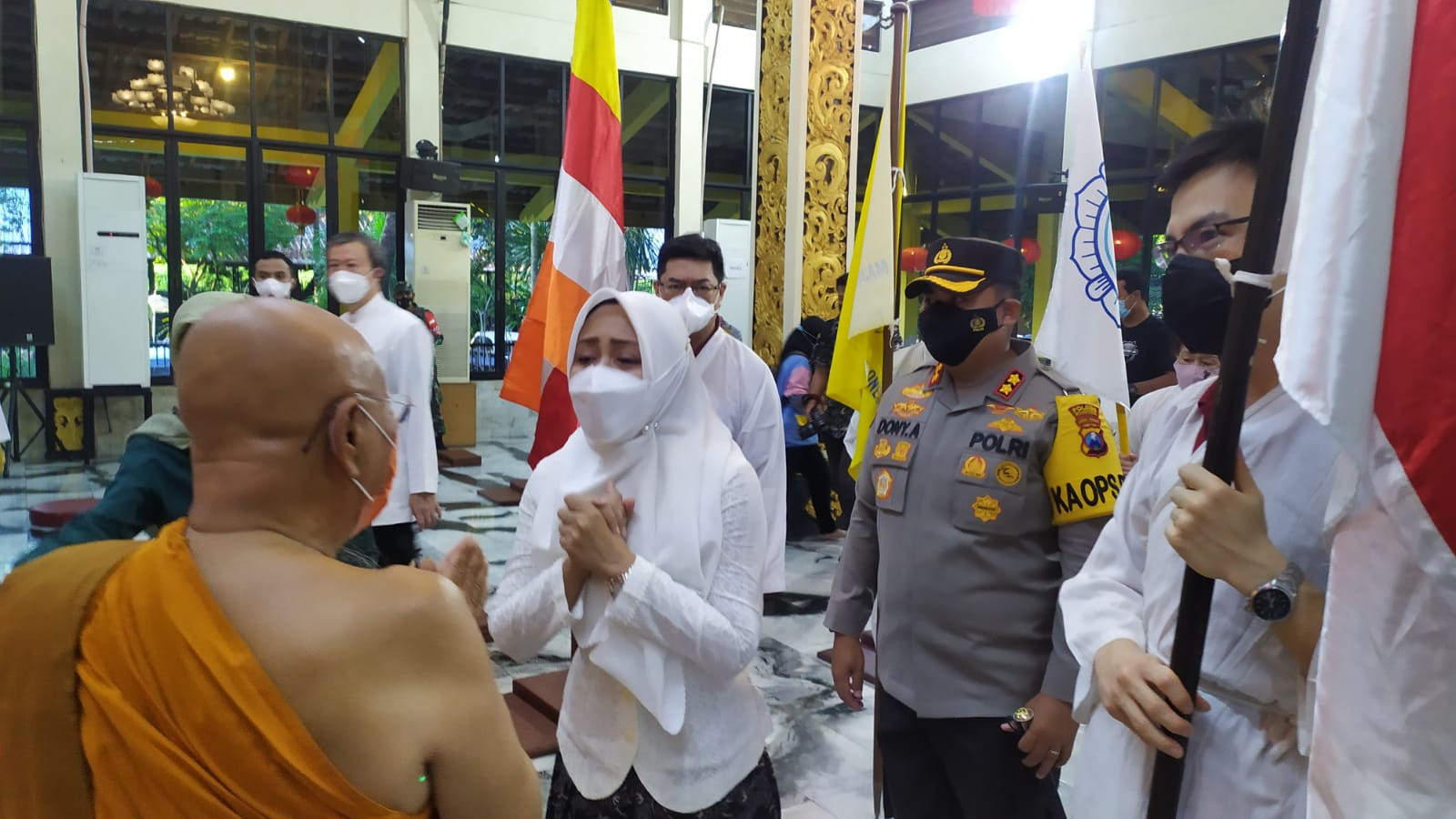 Bupati didampingi Kapolres Mojokerto meninjau pelaksanaan perayaan hari raya Waisak di Maha Vihara Majapahit. (Foto: Deni Lukmantara/Ngopibareng.id)