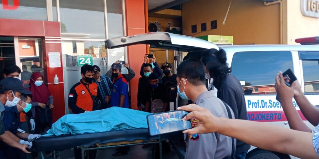 Korban kecelakaan kerja di PT Pakerin saat dievakuasi.(Foto: Istimewa)