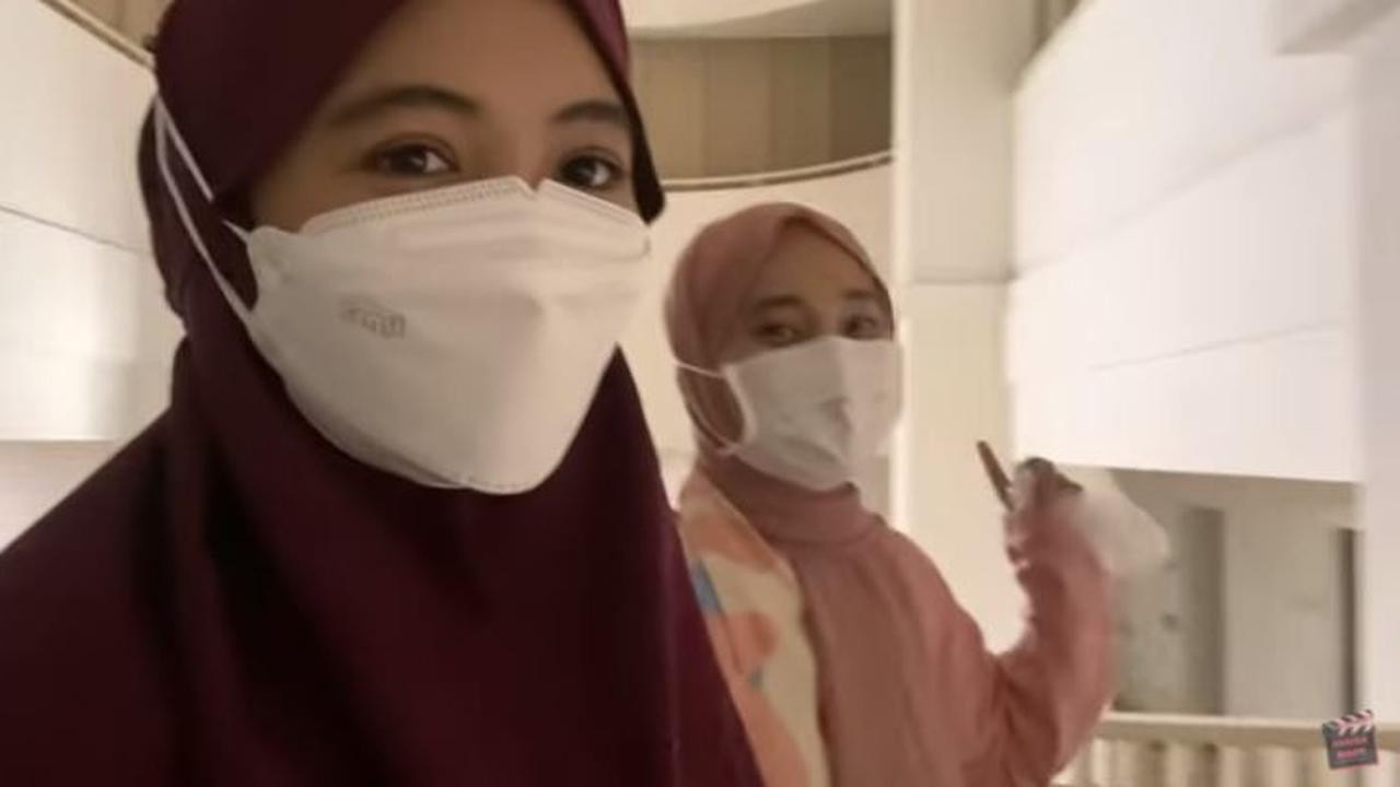 Komika Arafah Rianti (depan) mengantar kepulangan penyanyi Fatin Shidqia Lubis dari RS Wisma Atlet, usai terkonfirmasi negatif Covid-19. (Foto: YouTube Arafah)