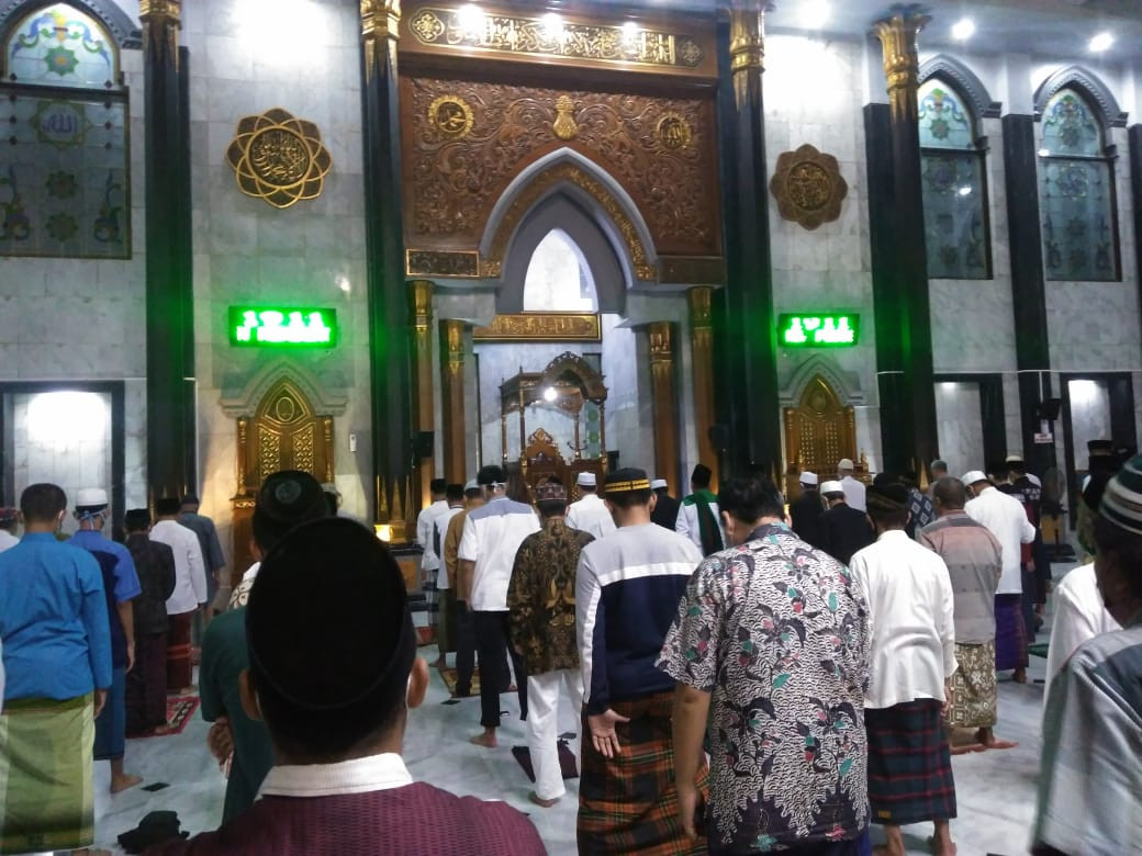 sholat gerhana bulan di Masjid Agung Baitulmukminin pada Rabu 26 Mei 2021. (Foto: Istimewa)