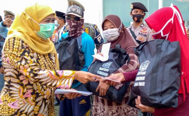 Gubernur Jatim Khofifah membagikan bantuan sembako dan uang kepada pelaku IKM-UKM di kawasan wisata Pantai Pasir Putih Situbondo. (Foto: Istimewa)