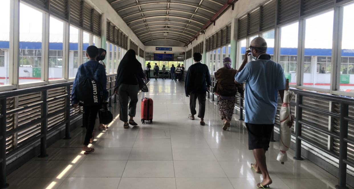 Tampak sejumlah penumpang di Terminal Purabaya yang akan melakukan perjalanan dengan menggunakan bus, Rabu 26 Mei 2021. (Foto: Andhi Dwi/Ngopibareng.id)