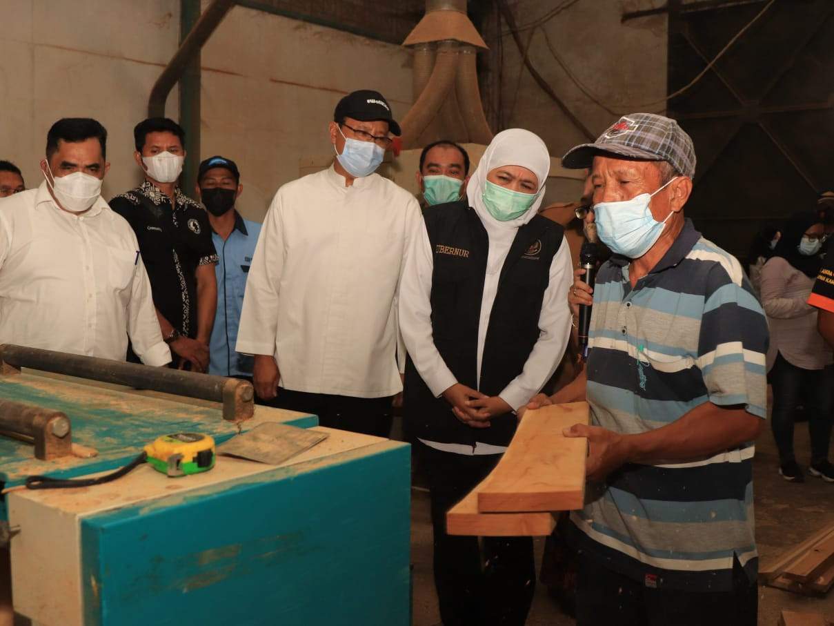 Gubernur Jawa Timur Khofifah Indar Parawansa saat mengunjungi Toko Furniture UPT Industri (UPTI) Kayu dan Produk Kayu milik Dinas Perindustrian dan Perdagangan (Disperindag) Provinsi Jawa Timur di Jalan Gatot Subroto, Bukir, Kecamatan Gadingrejo, Kota Pasuruan. (Foto: Istimewa)