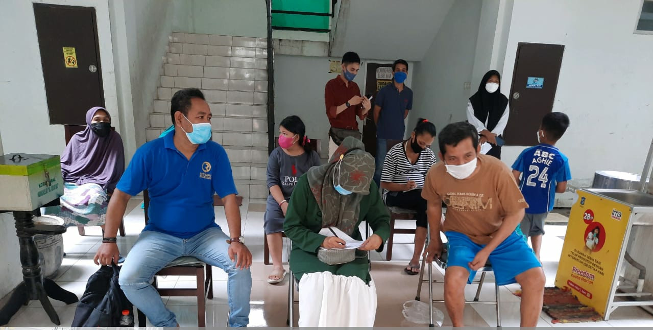 Warga rusun saat antri untuk mengikuti swab massal yang digelar Pemkot Surabaya.