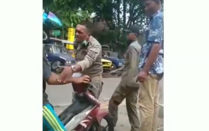 Tangkapan layar Satpol PP yang menampar pedagang keliling (Foto: Instagram @makassar_iinfo)